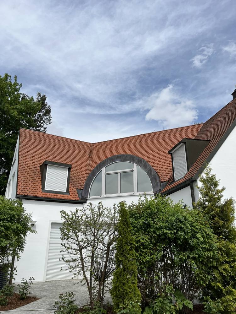 Rundgaube mit foliertem Bogenfenster von außen