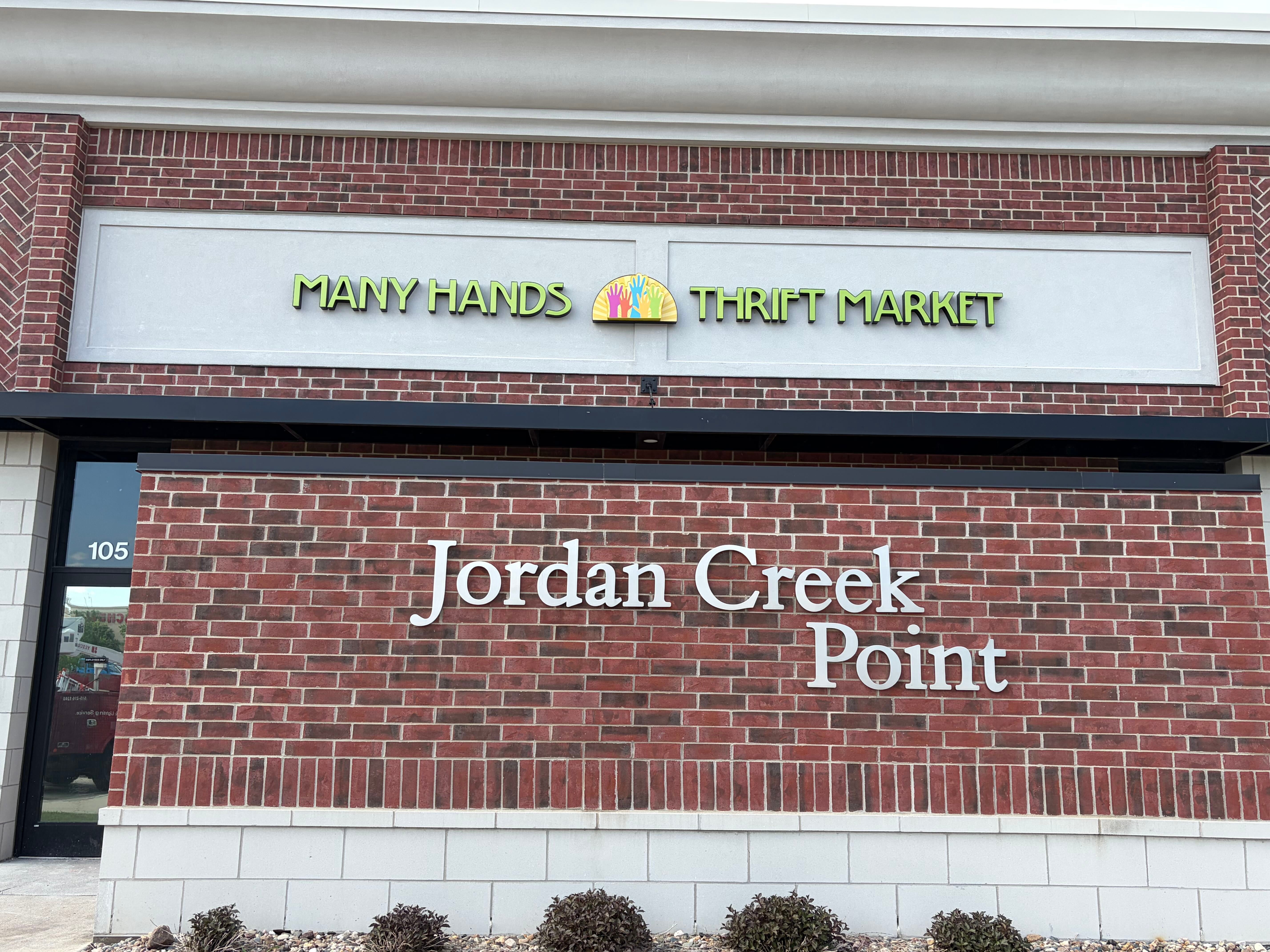 Signarama Ankeny Helps Many Hands Thrift Market Welcome Shoppers to Its New Jordan Creek Location
