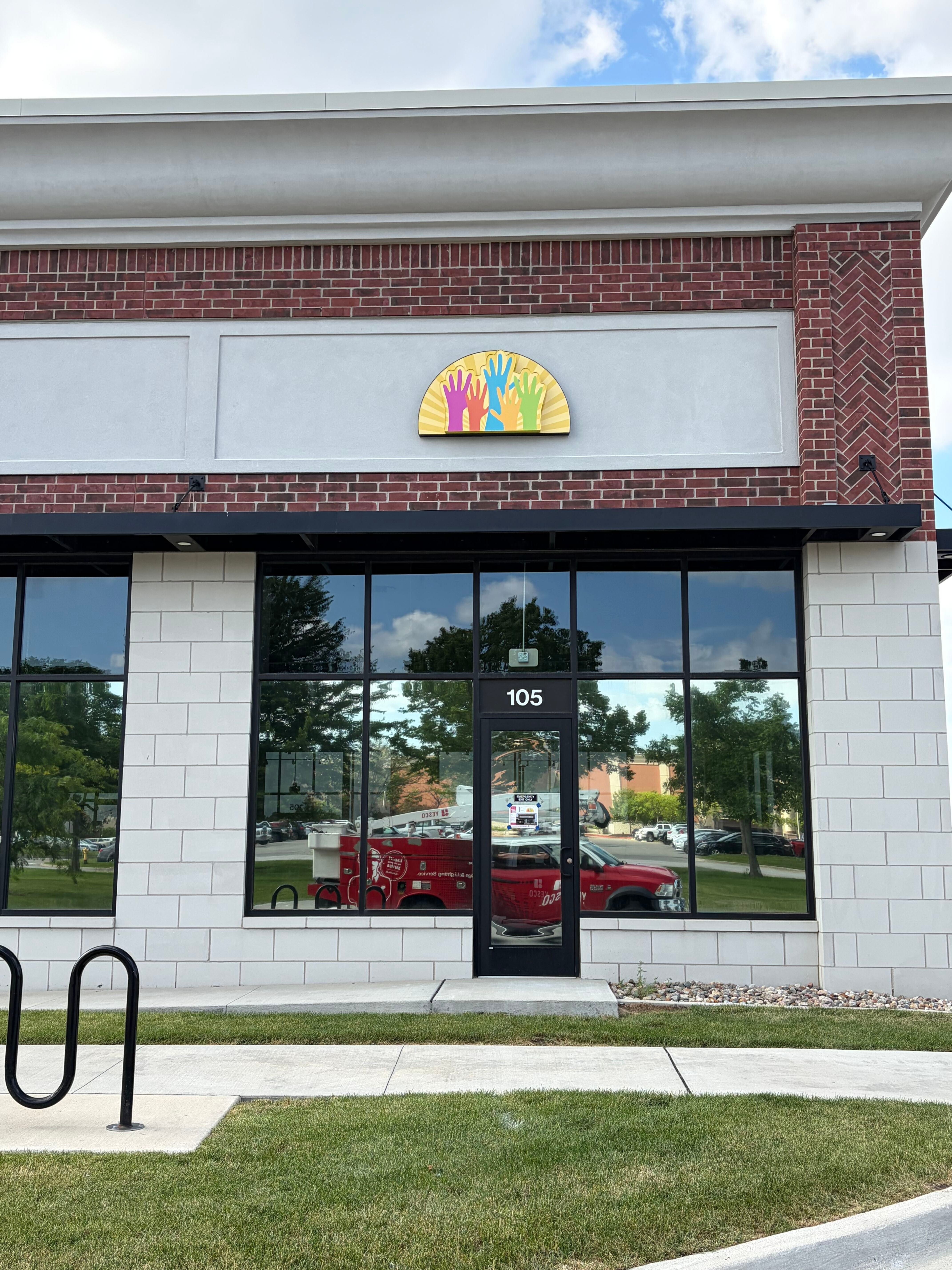 Signarama Ankeny Helps Many Hands Thrift Market Welcome Shoppers to Its New Jordan Creek Location