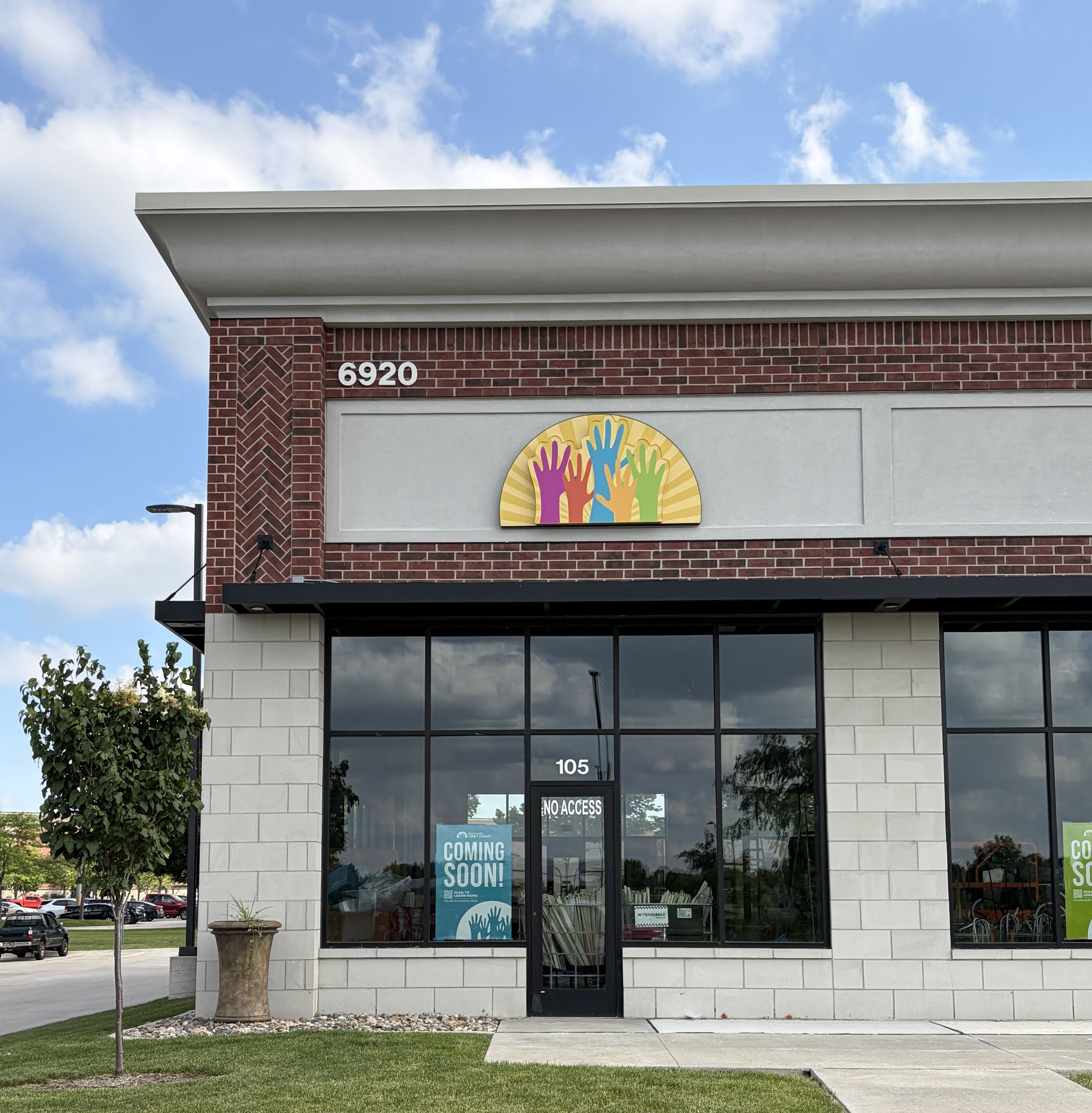 Signarama Ankeny Helps Many Hands Thrift Market Welcome Shoppers to Its New Jordan Creek Location
