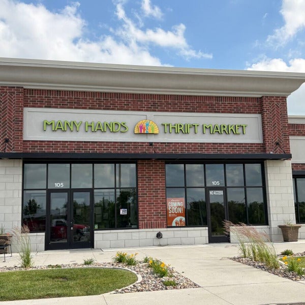 Signarama Ankeny Helps Many Hands Thrift Market Welcome Shoppers to Its New Jordan Creek Location