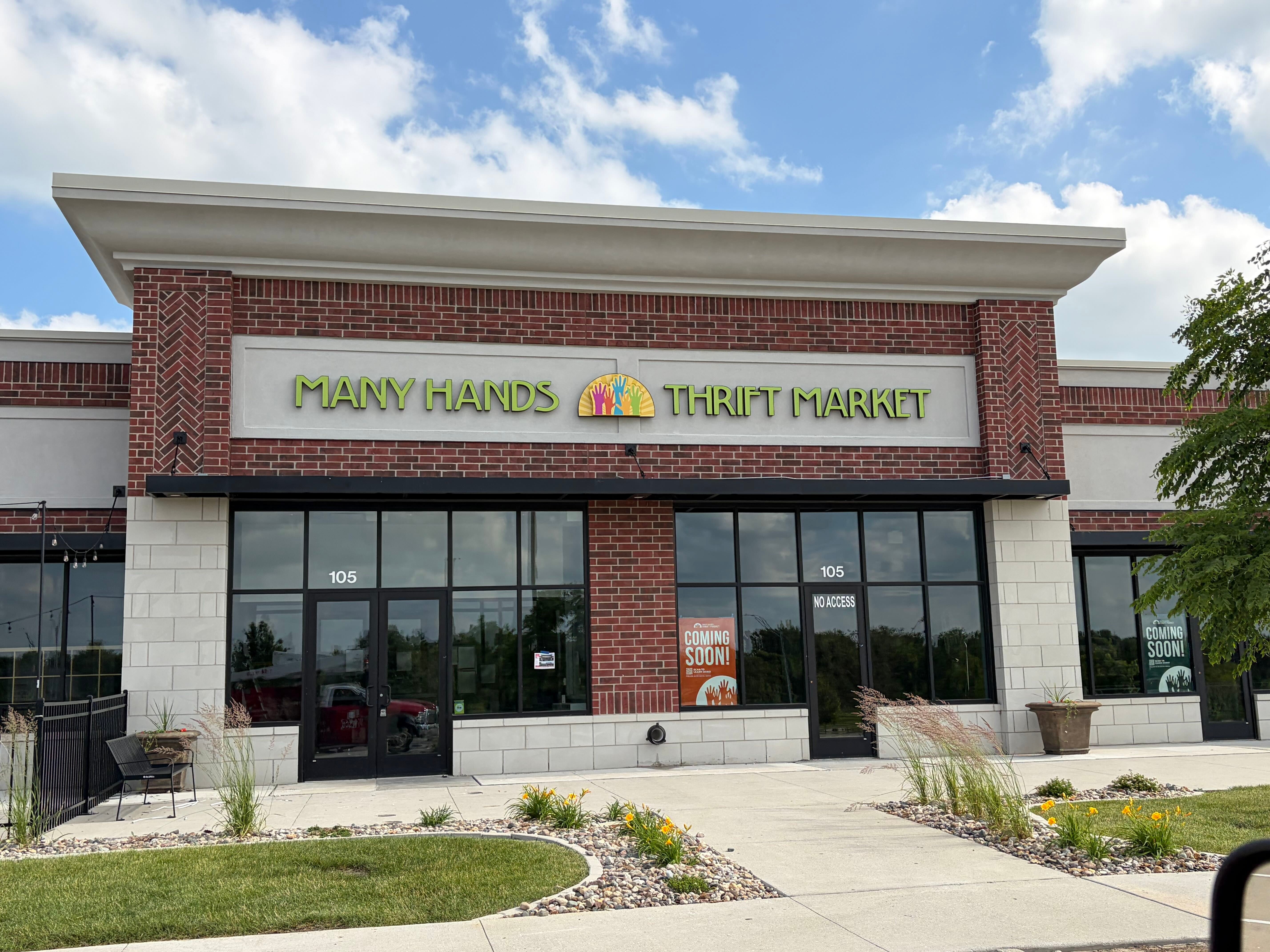 Signarama Ankeny Helps Many Hands Thrift Market Welcome Shoppers to Its New Jordan Creek Location