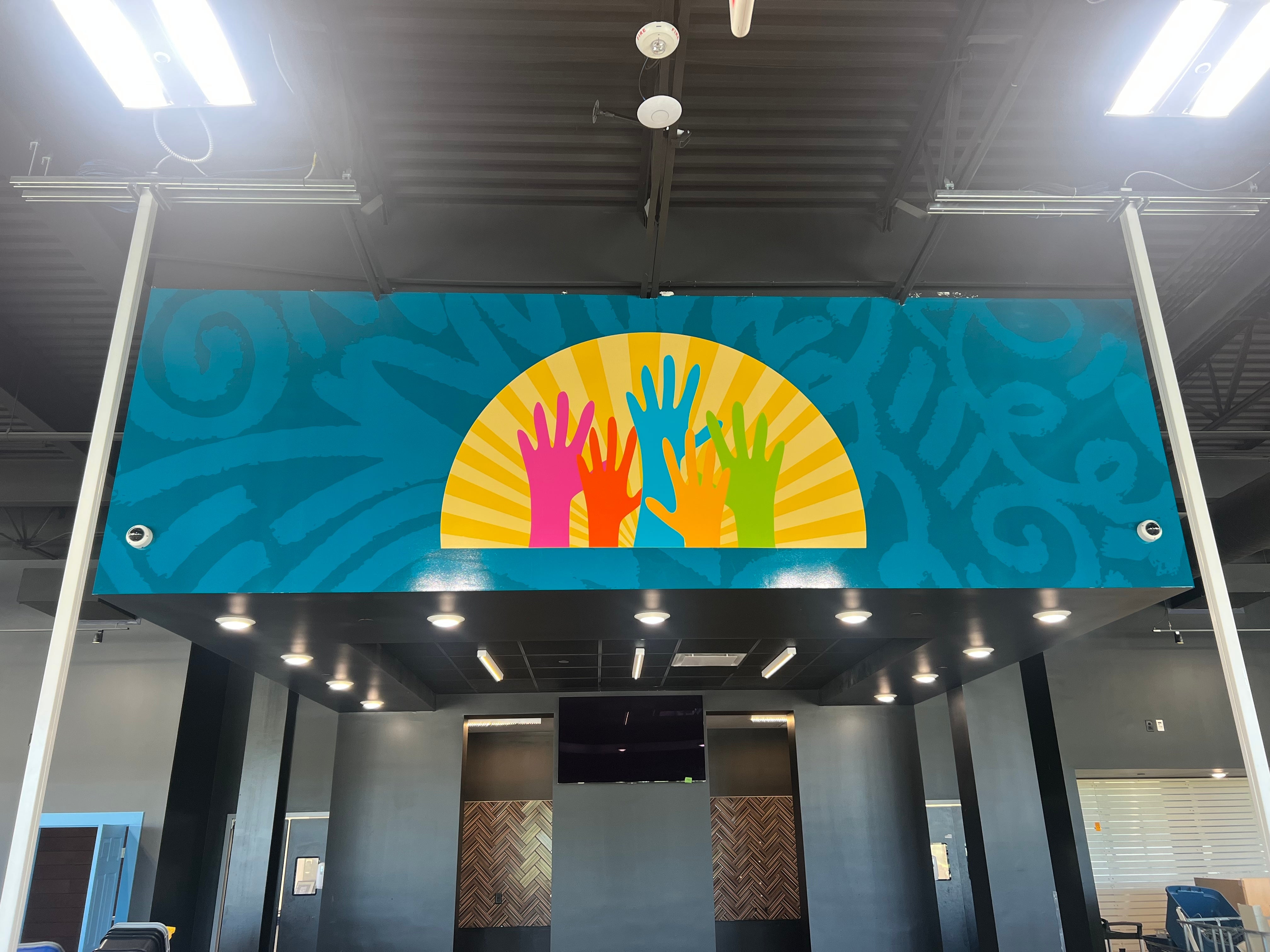 Signarama Ankeny Helps Many Hands Thrift Market Welcome Shoppers to Its New Jordan Creek Location