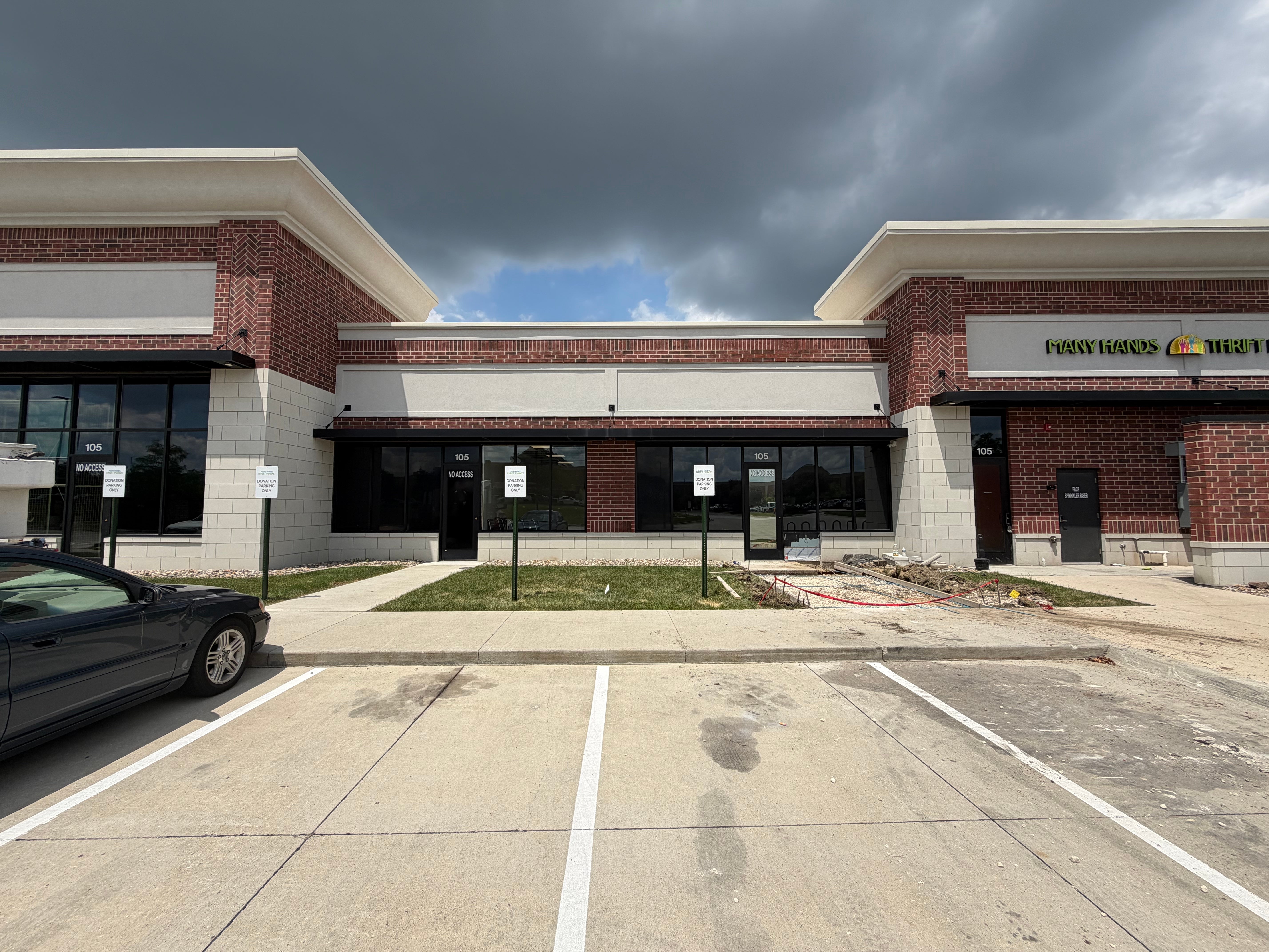 Signarama Ankeny Helps Many Hands Thrift Market Welcome Shoppers to Its New Jordan Creek Location