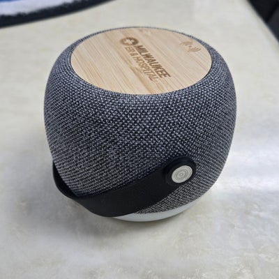 https://cdn.gorilladash.com/images/media/22156065/fully-promoted-usa-milwaukee-er-hospital-bamboo-wireless-charging-speaker-angle-square-6a7de46a0a985.jpg?auto=webp&crop=1%3A1%2Csmart&width=400