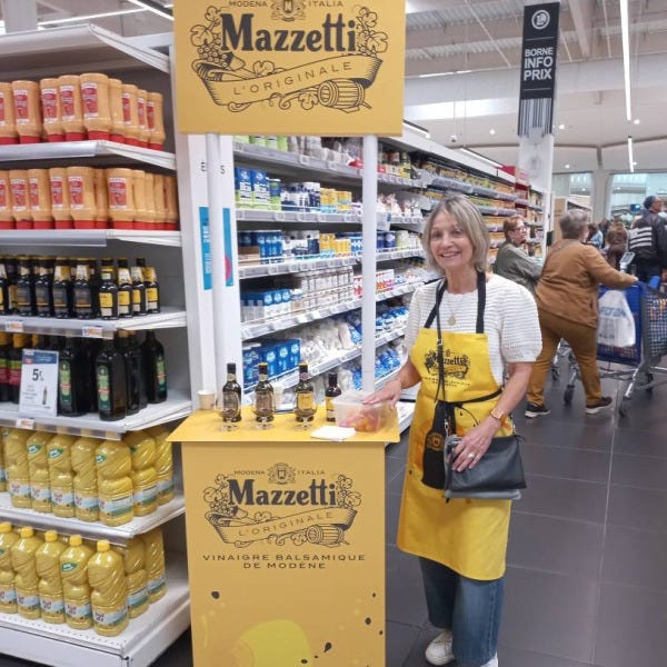 tablier-personnalise-et-stand-pour-animation-commerciale-en-grande-surface-par-signarama-saint-brieuc