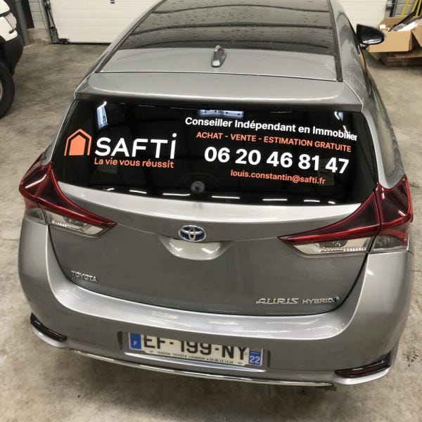 marquage-lunette-arriere-vehicule-par-signarama-saint-brieuc