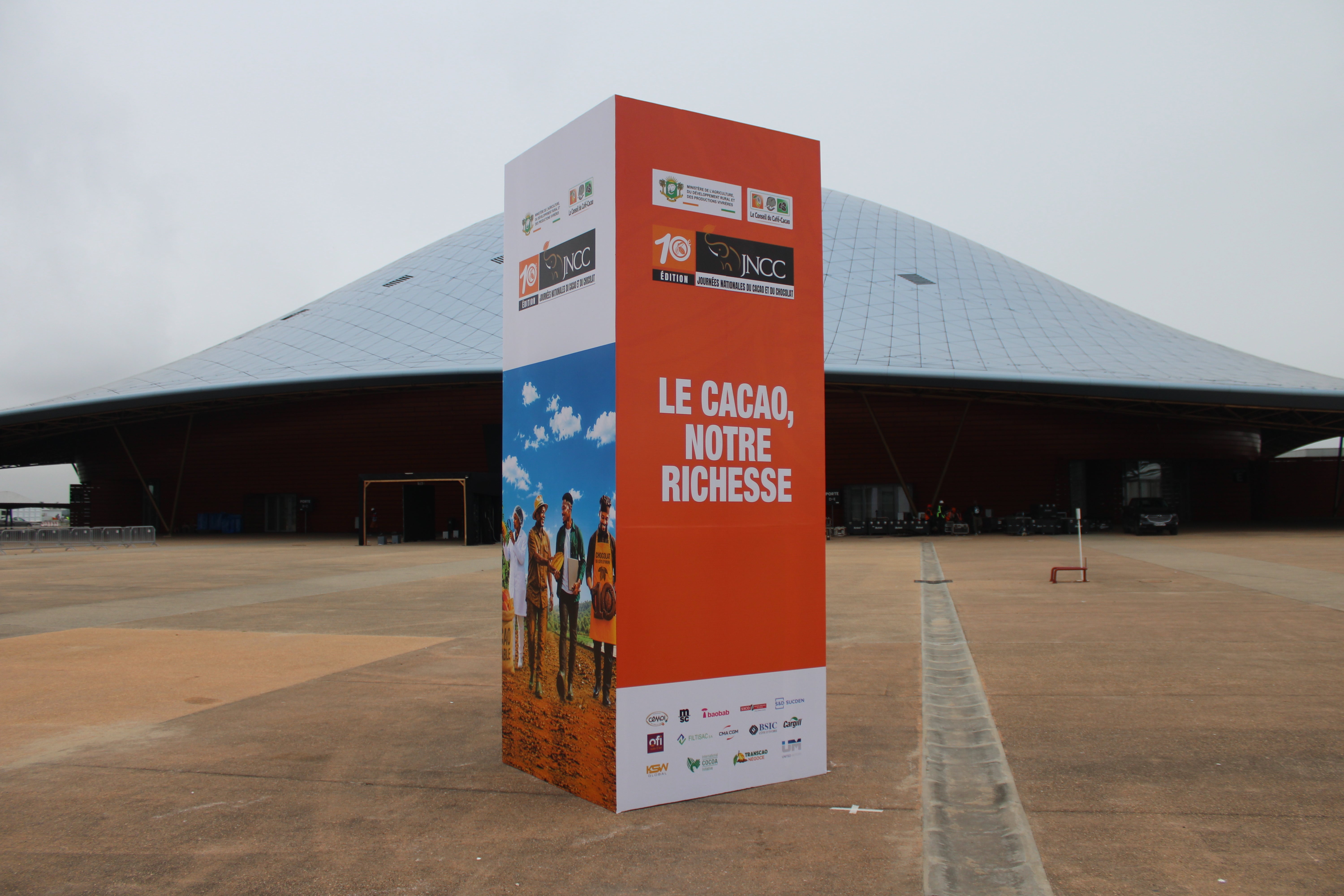 Totem publicitaire cubique 4 faces – habillage personnalisé- JNCC 2026- Signarama Abidjan Cocody