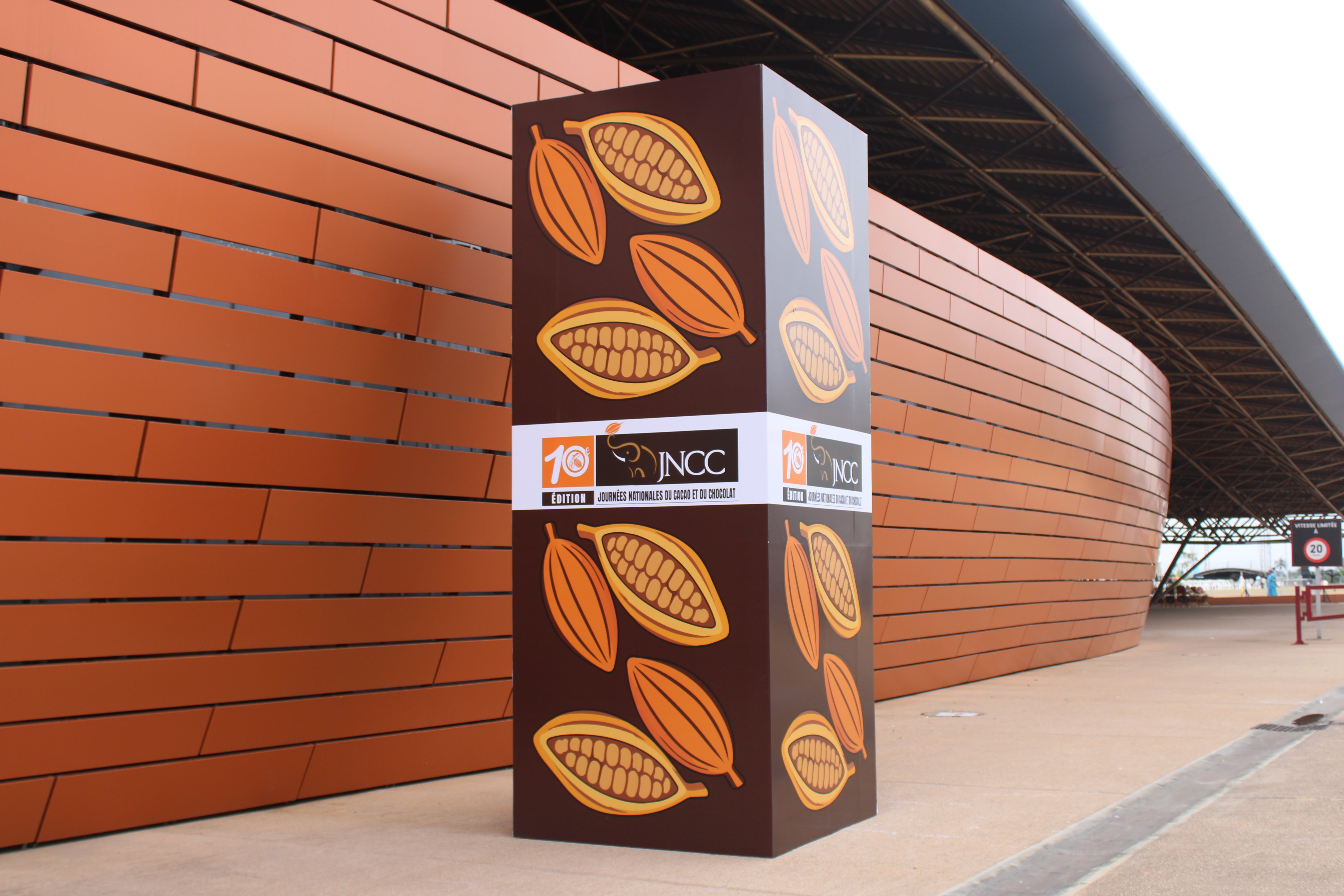 Totem publicitaire cubique 4 faces – habillage personnalisé- JNCC 2026- Signarama Abidjan Cocody