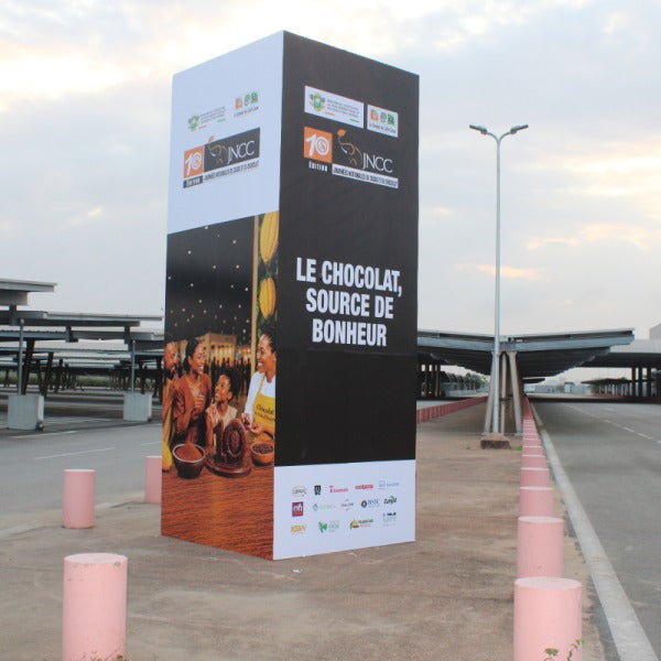 Totem publicitaire cubique 4 faces – habillage personnalisé- JNCC 2026- Signarama Abidjan Cocody