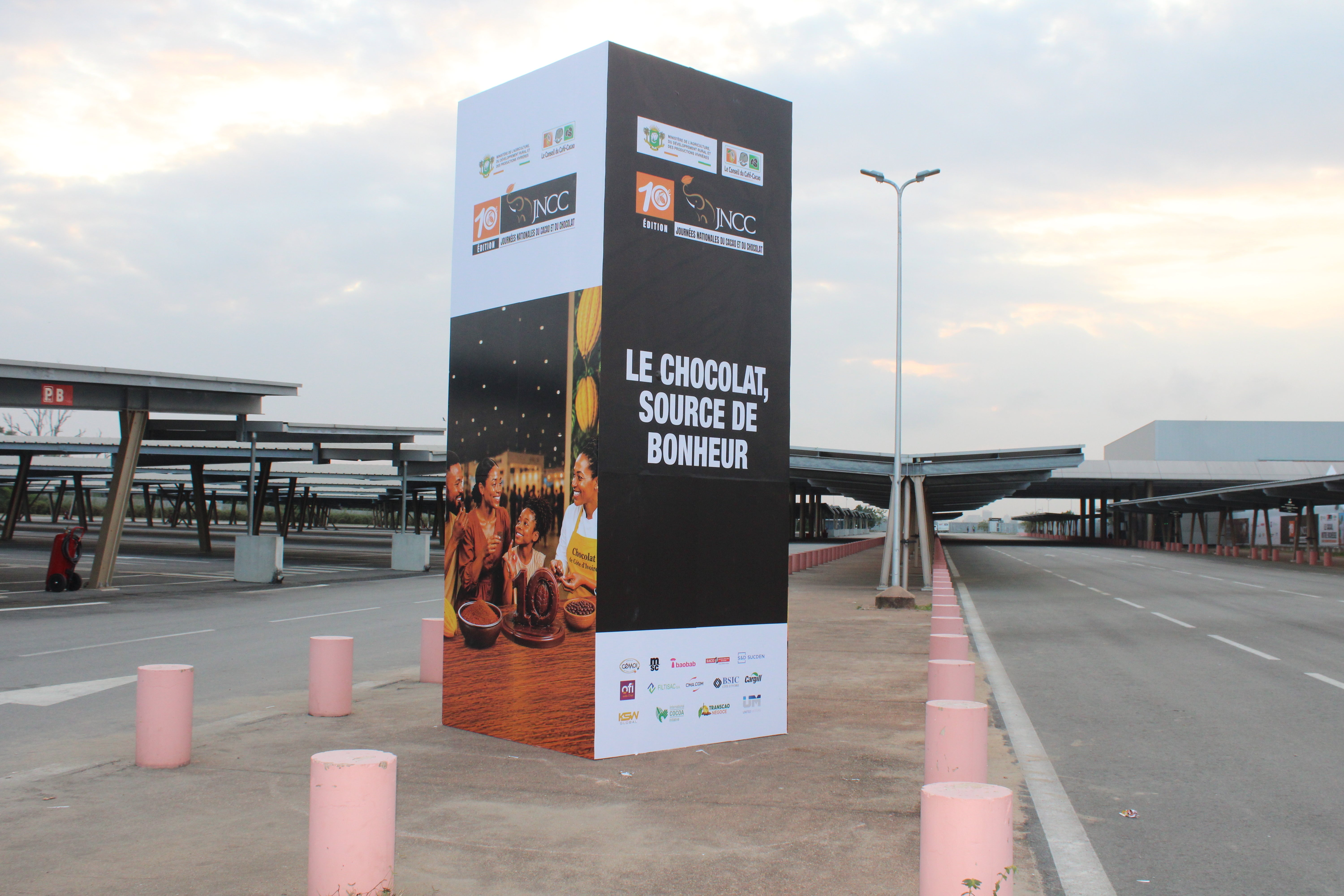 Totem publicitaire cubique 4 faces – habillage personnalisé- JNCC 2026- Signarama Abidjan Cocody