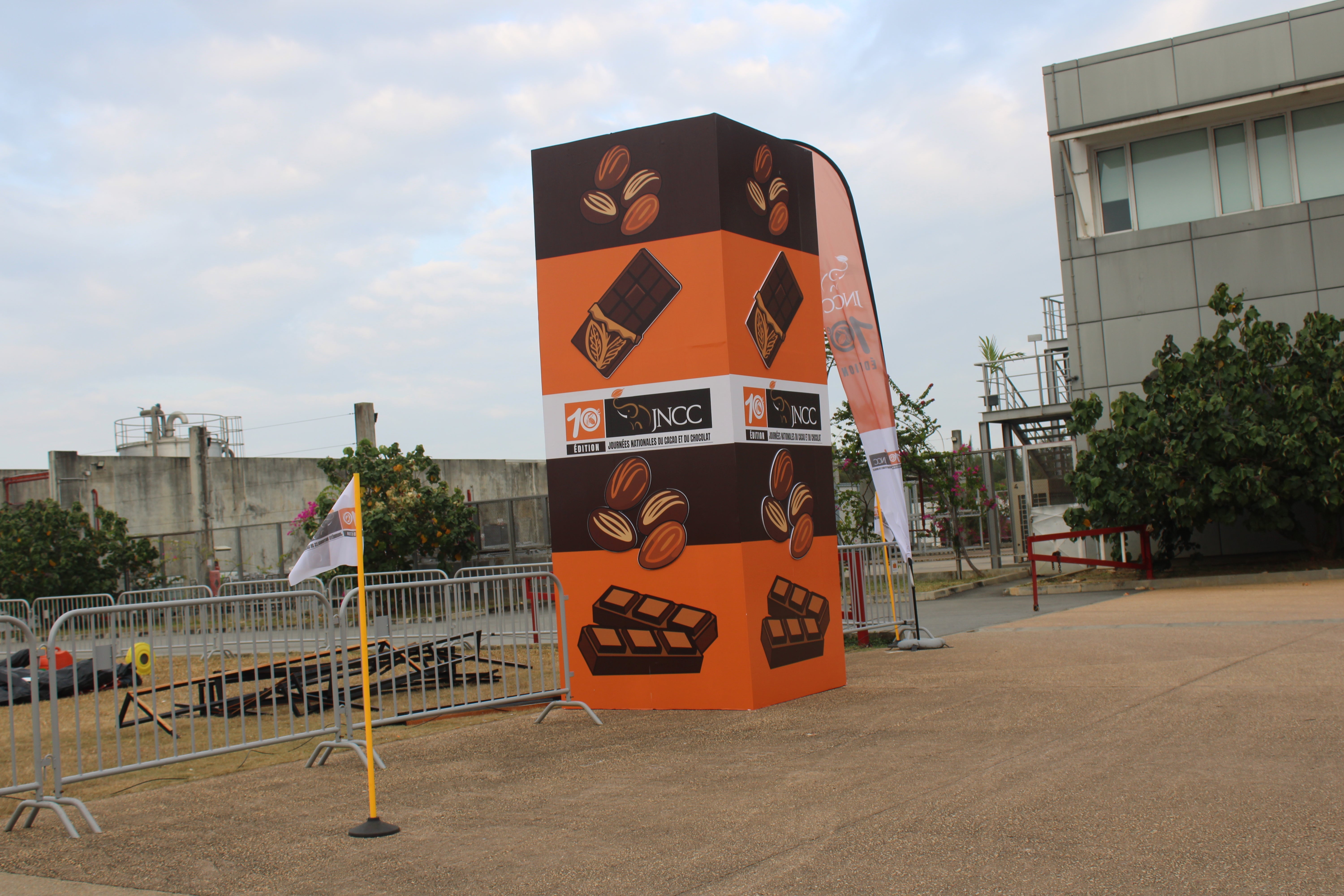 Totem publicitaire cubique 4 faces – habillage personnalisé- JNCC 2026- Signarama Abidjan Cocody