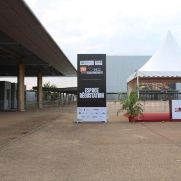 TOTEM Signalétique recto verso - Branding vynil- JNCC 2026- Signarama Côte d'Ivoire- Abidjan Cocody