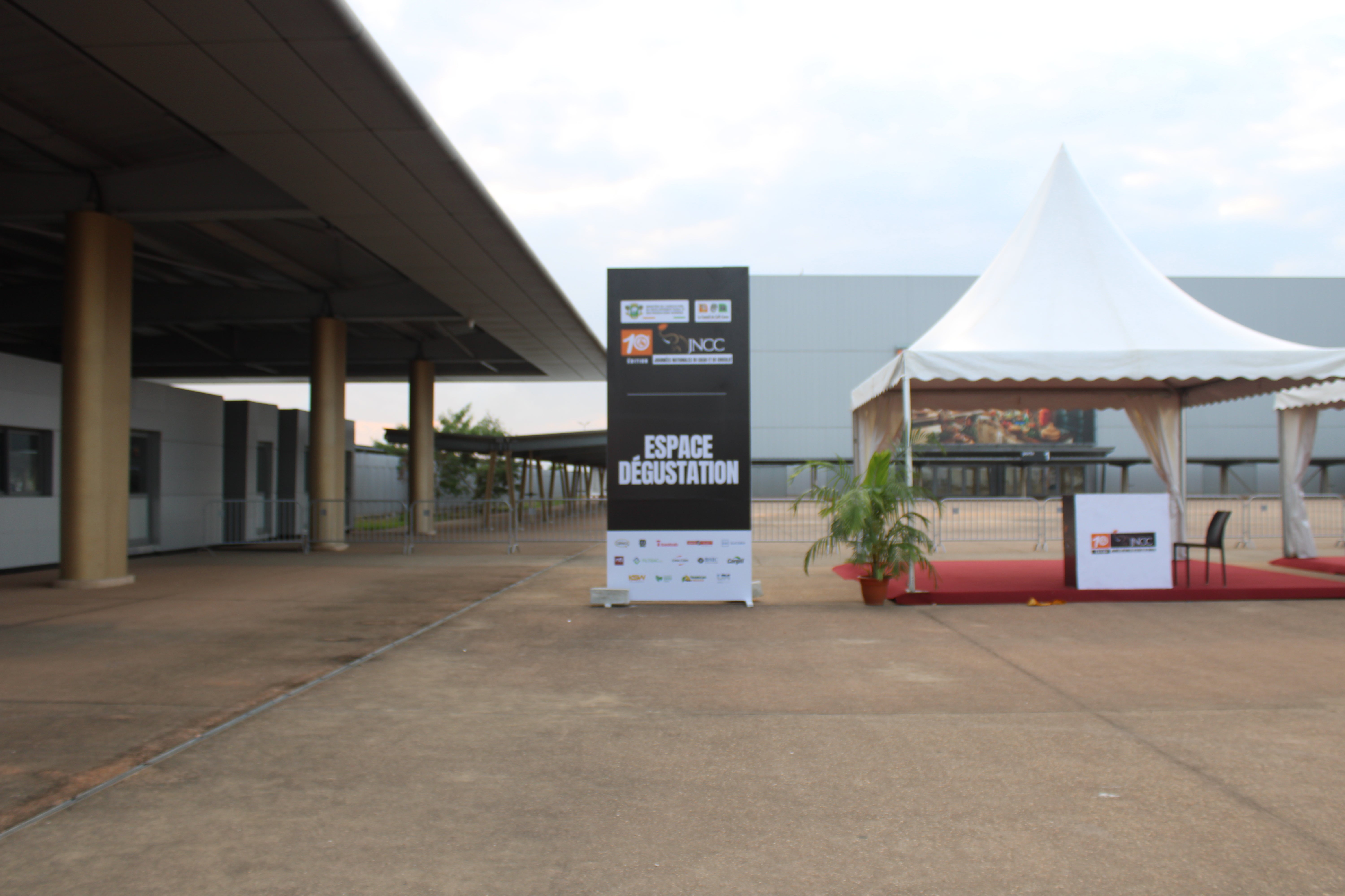 TOTEM Signalétique recto verso - Branding vynil- JNCC 2026- Signarama Côte d'Ivoire- Abidjan Cocody