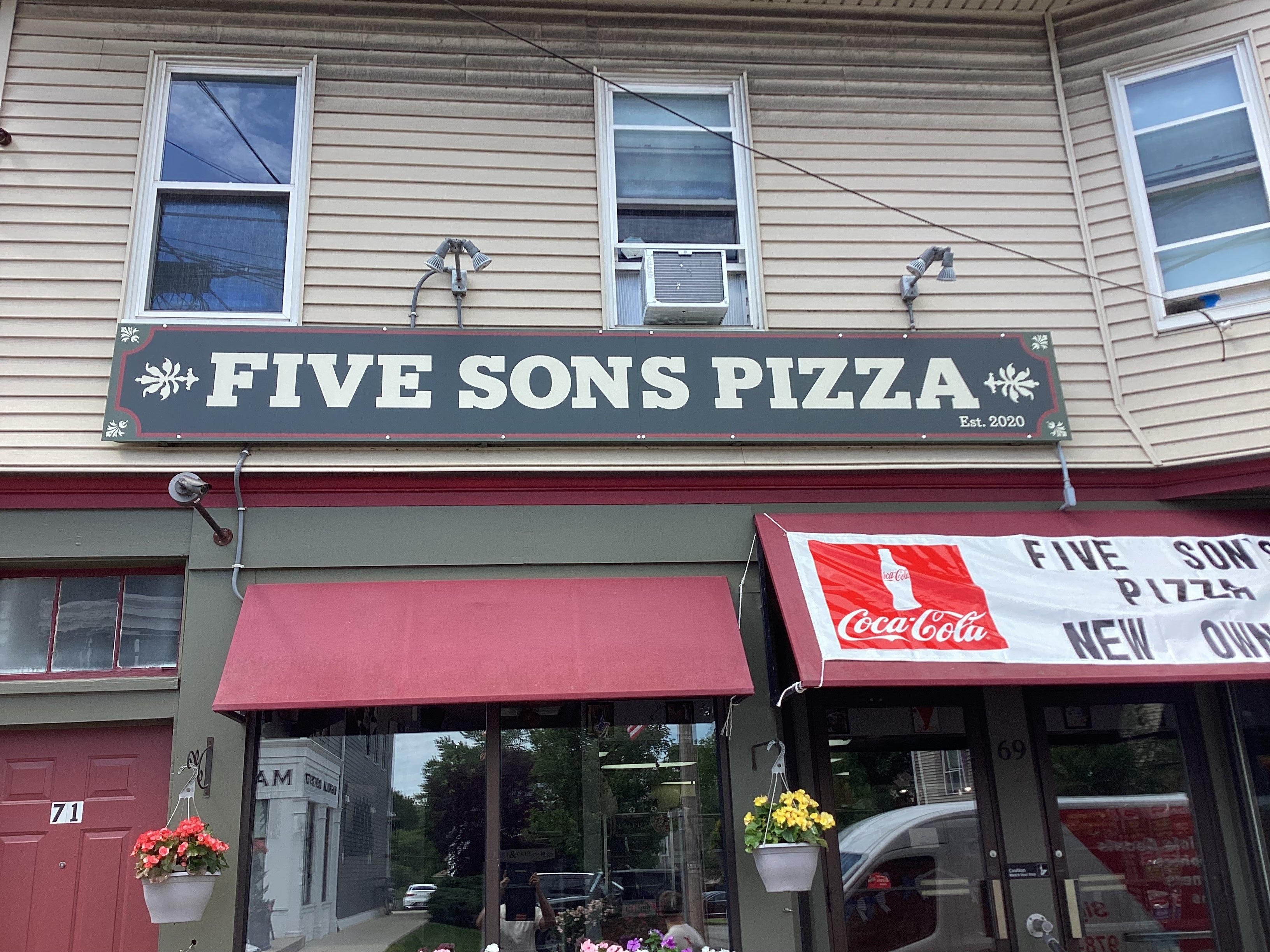 Custom Storefront Sign Helps Five Sons Pizza Stand Out on the North Shore