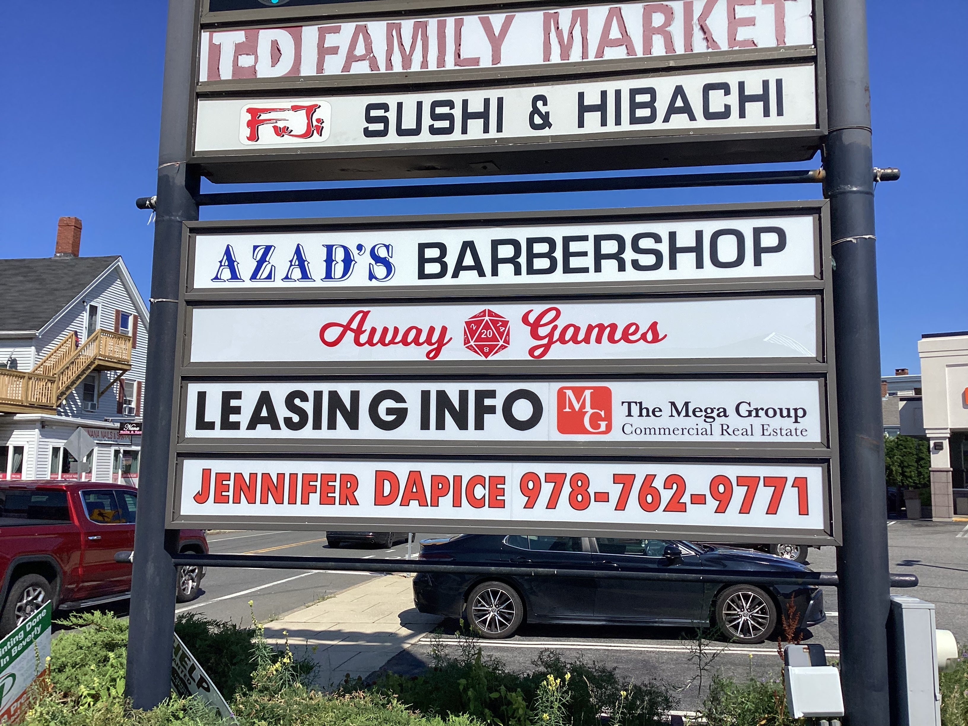 Custom Pylon Sign Graphics Improve Tenant Visibility at Busy Retail Center