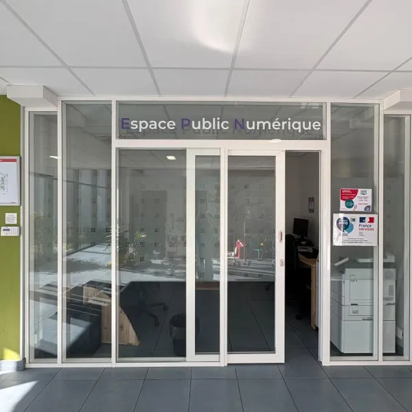 Adhésif imprimé et protégé sur vitre posé en intérieur