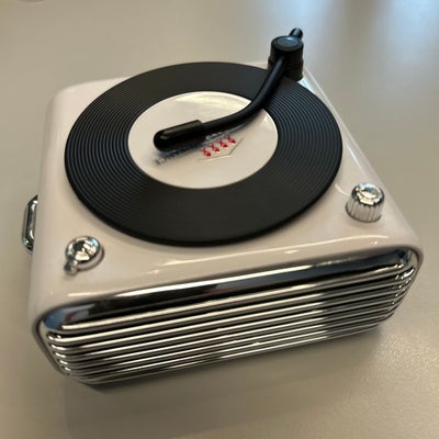 https://cdn.gorilladash.com/images/media/22376722/fully-promoted-usa-record-player-speaker-square-6ac537ad50ae7.jpeg?auto=webp&crop=1%3A1%2Csmart&width=400
