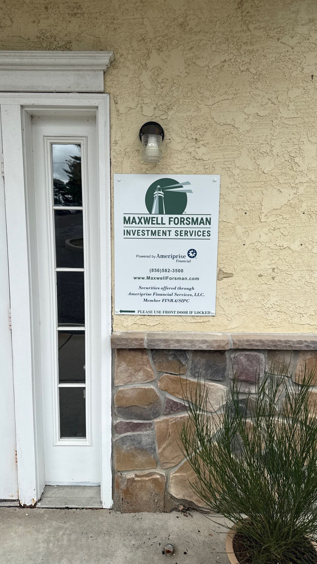 Business entrance sign in Washington Township