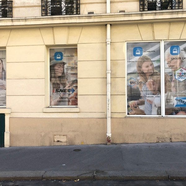 Vinyle micro-perforé sur vitres