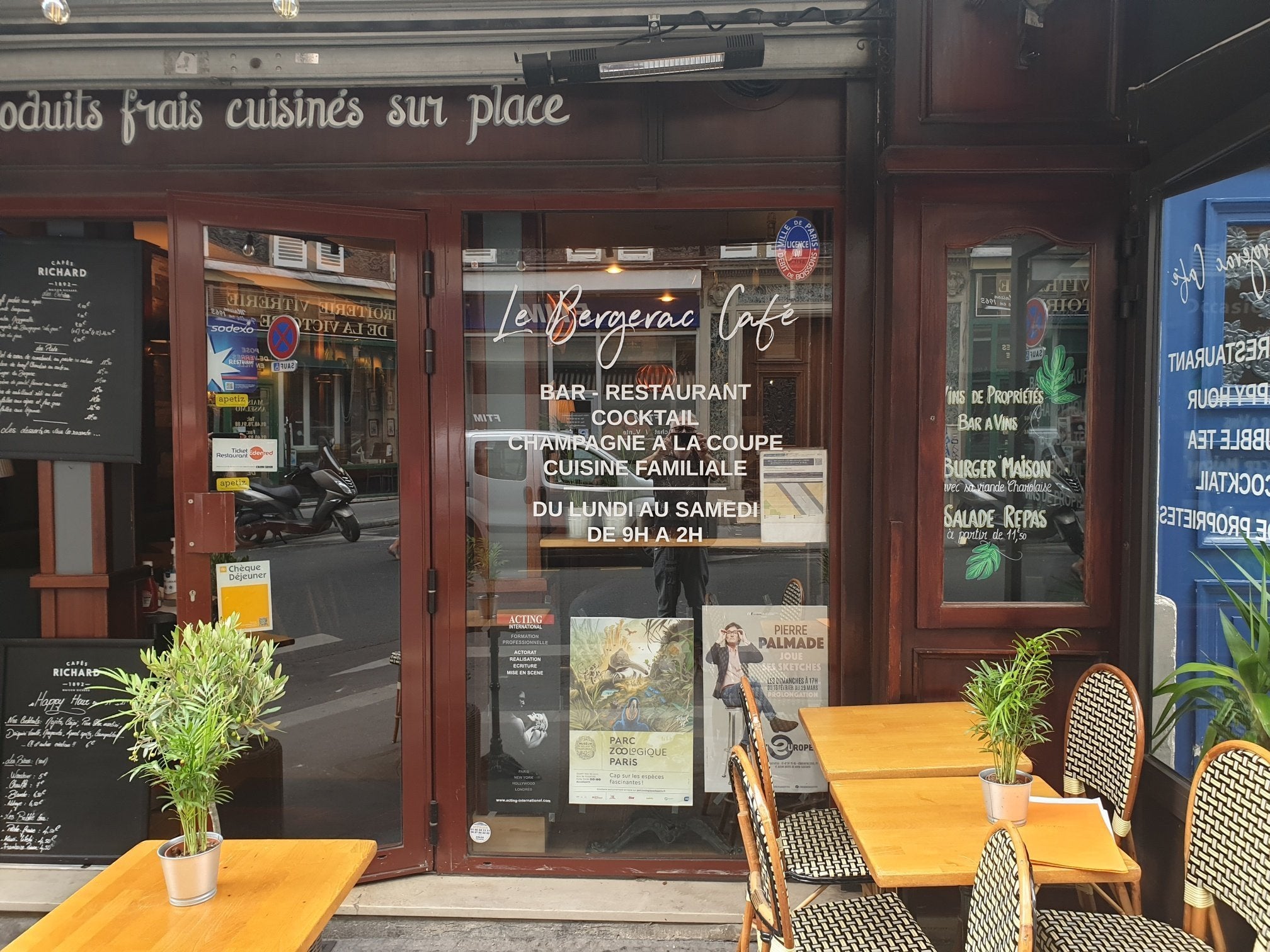 Habillage vitrine en lettres découpés adhésives