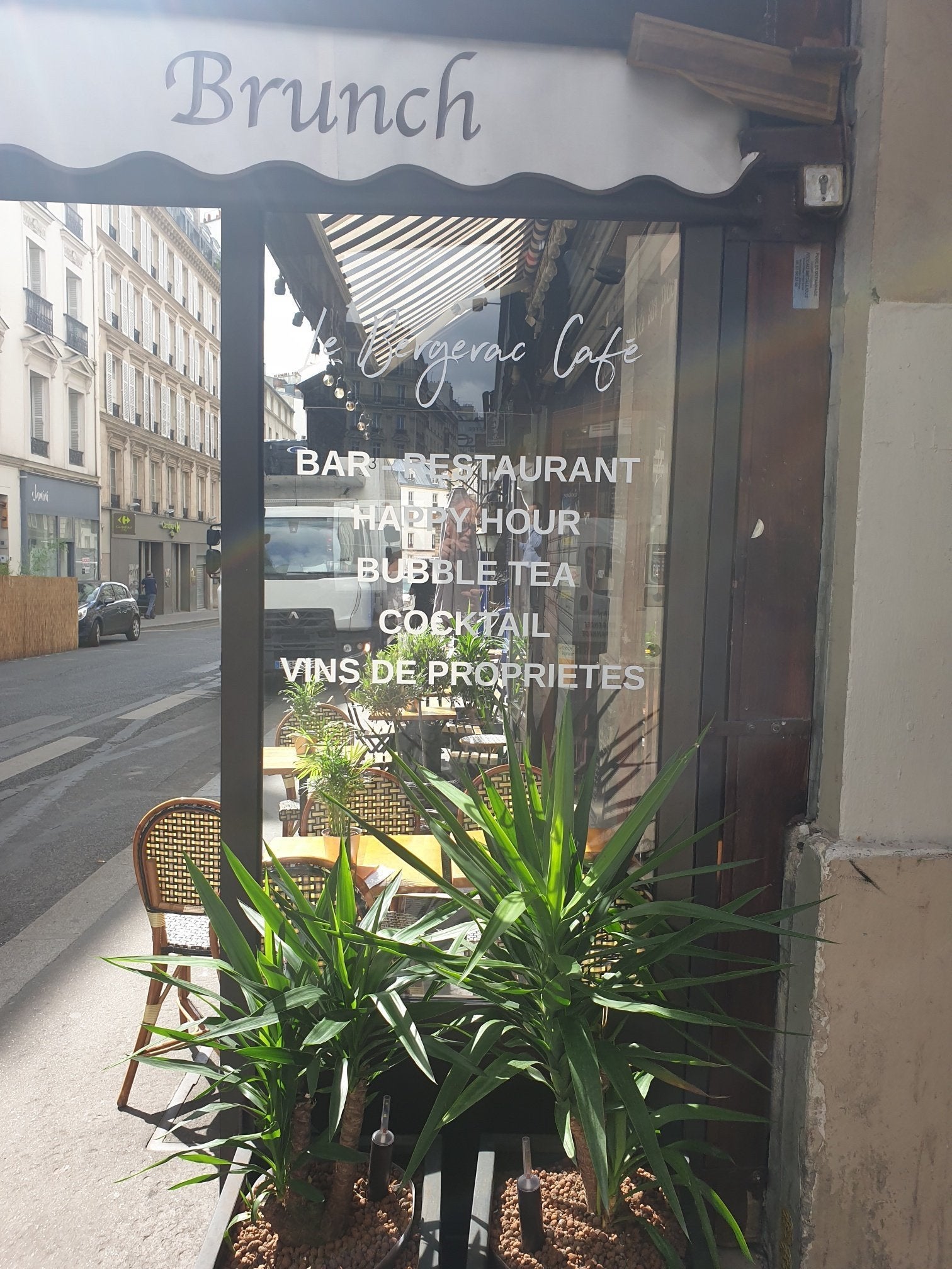Habillage vitrine en lettres découpés adhésives