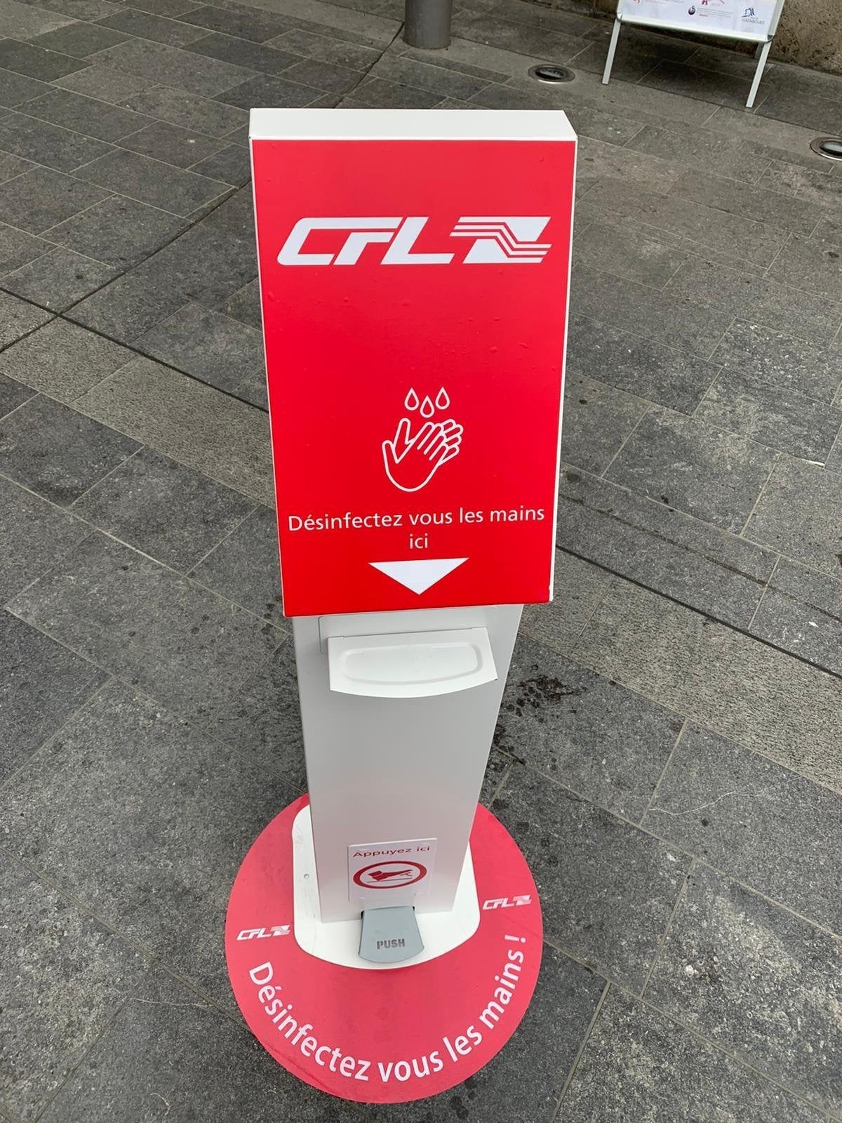 colonne personnalisés de distribution de gel par signarama issy les moulineaux