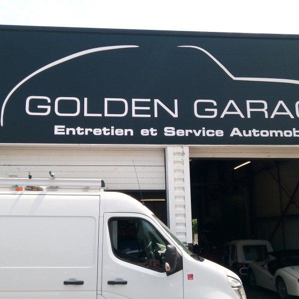 Enseigne pour garage automobile avec un lettrage et silhouette géante