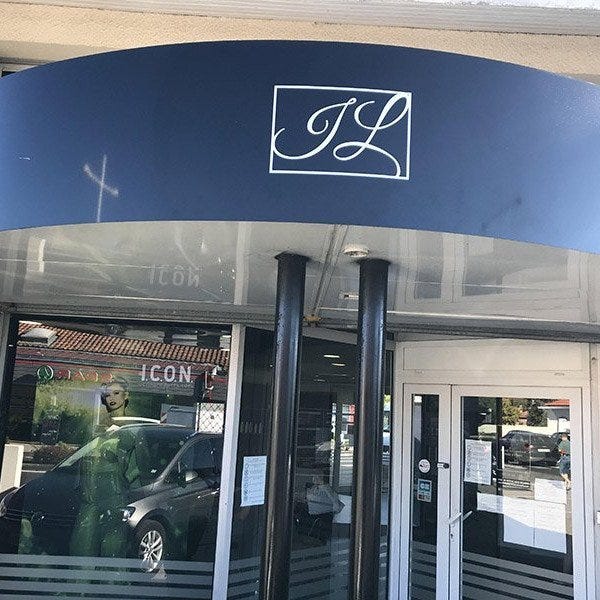 logo blanc, lettre découpée, coiffure