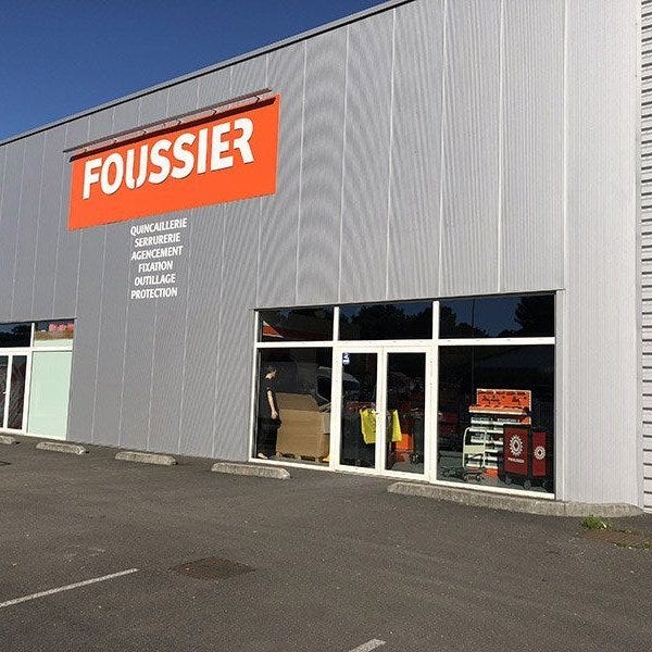 Enseigne en dibond découpé blanc sur entretoise