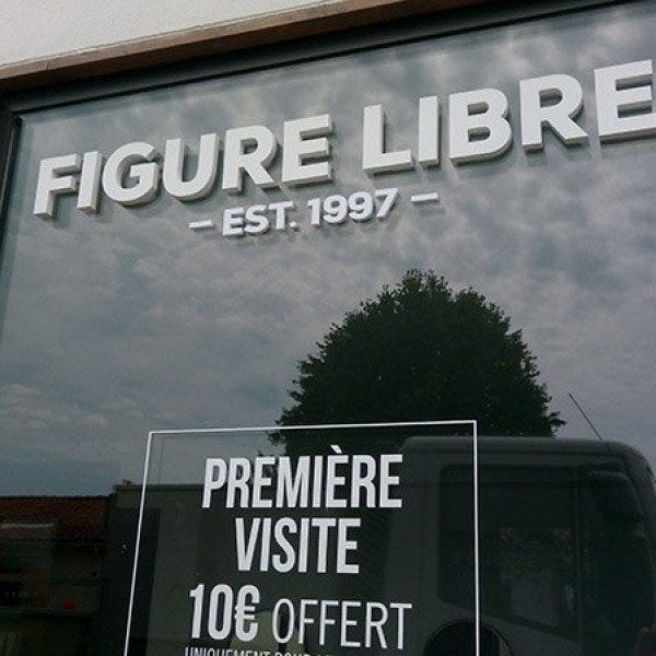 lettre en relief, vitrine