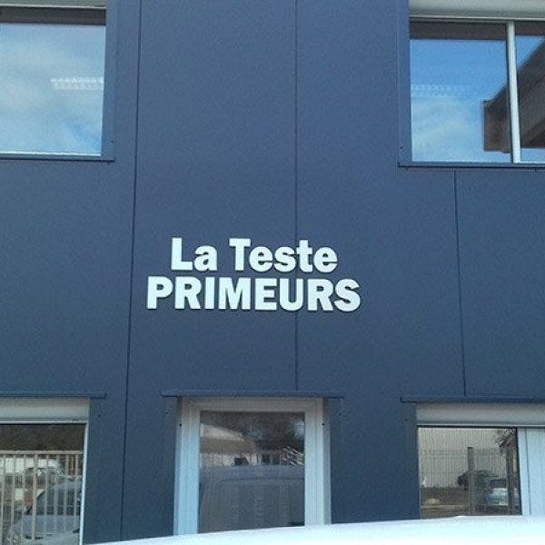 Logo en relief de 19mm en PVC blanc pour un primeur