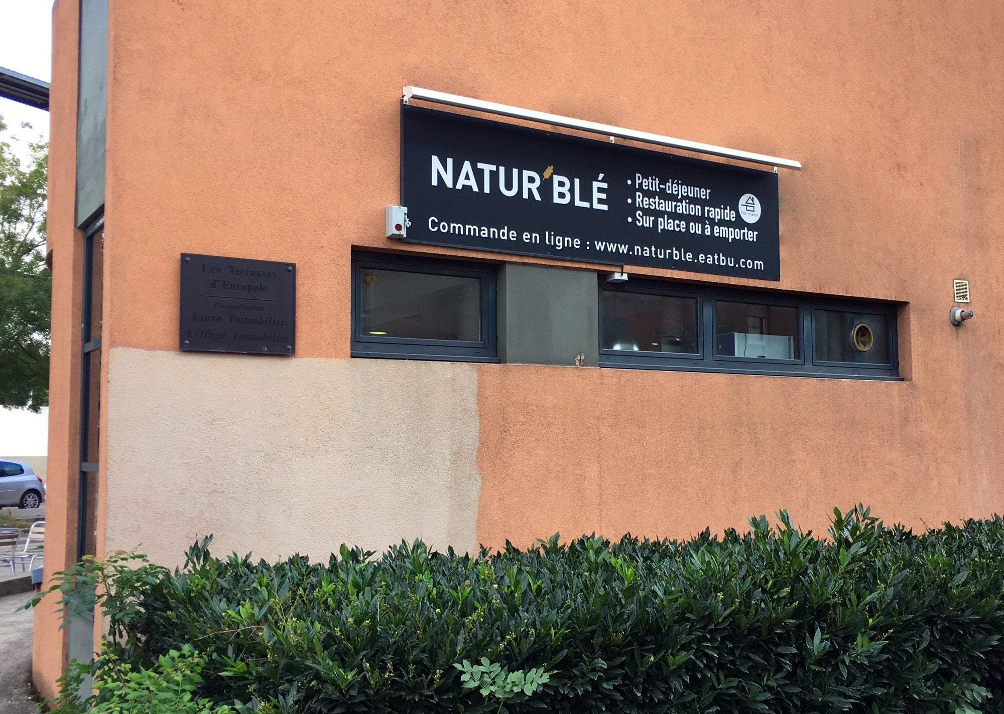 Nouvelle vitrine de NATUR'BLE, lettres Découpées, Adhésifs blanc, panneau Alu
