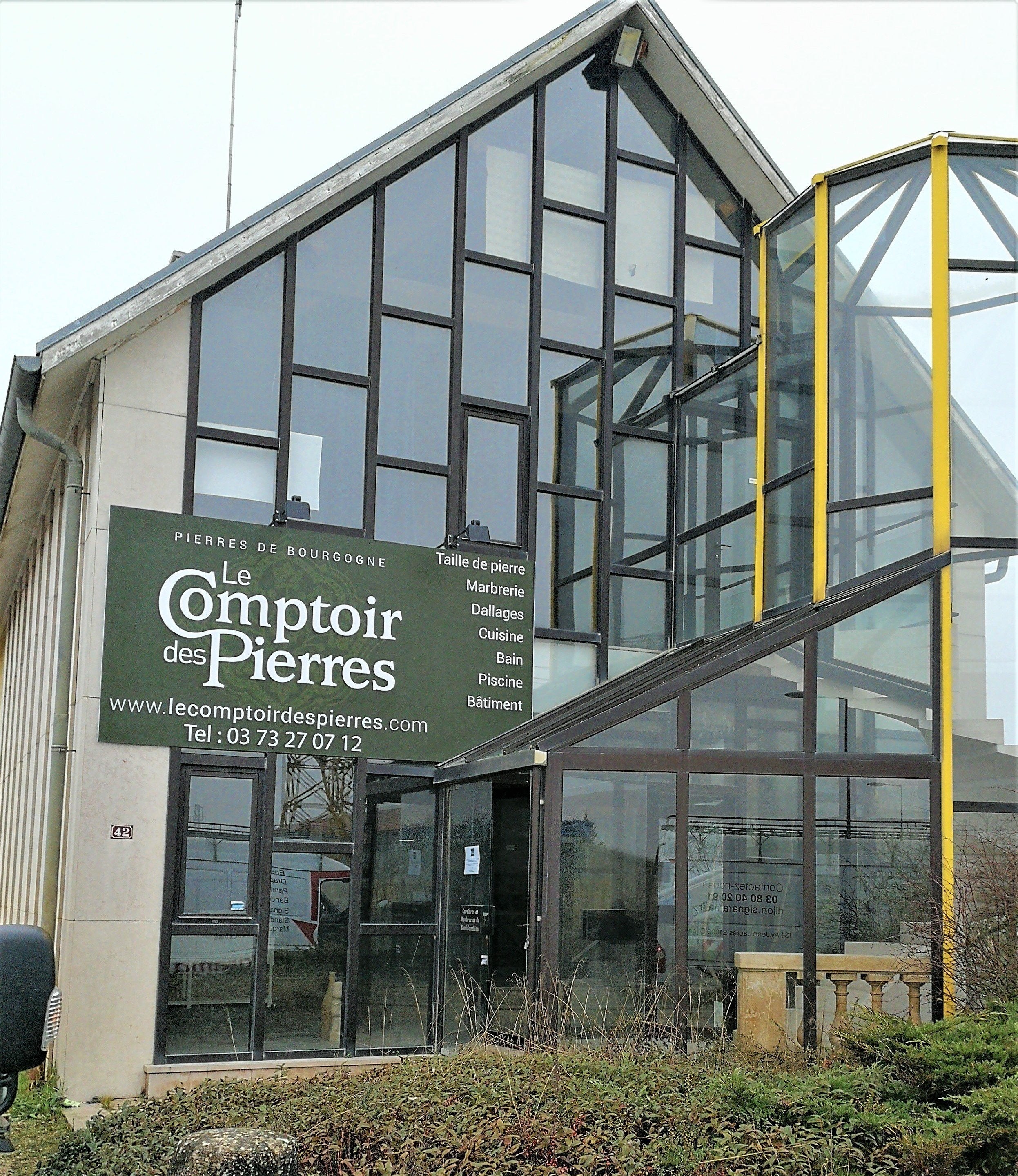 Enseigne avec lettres découpées