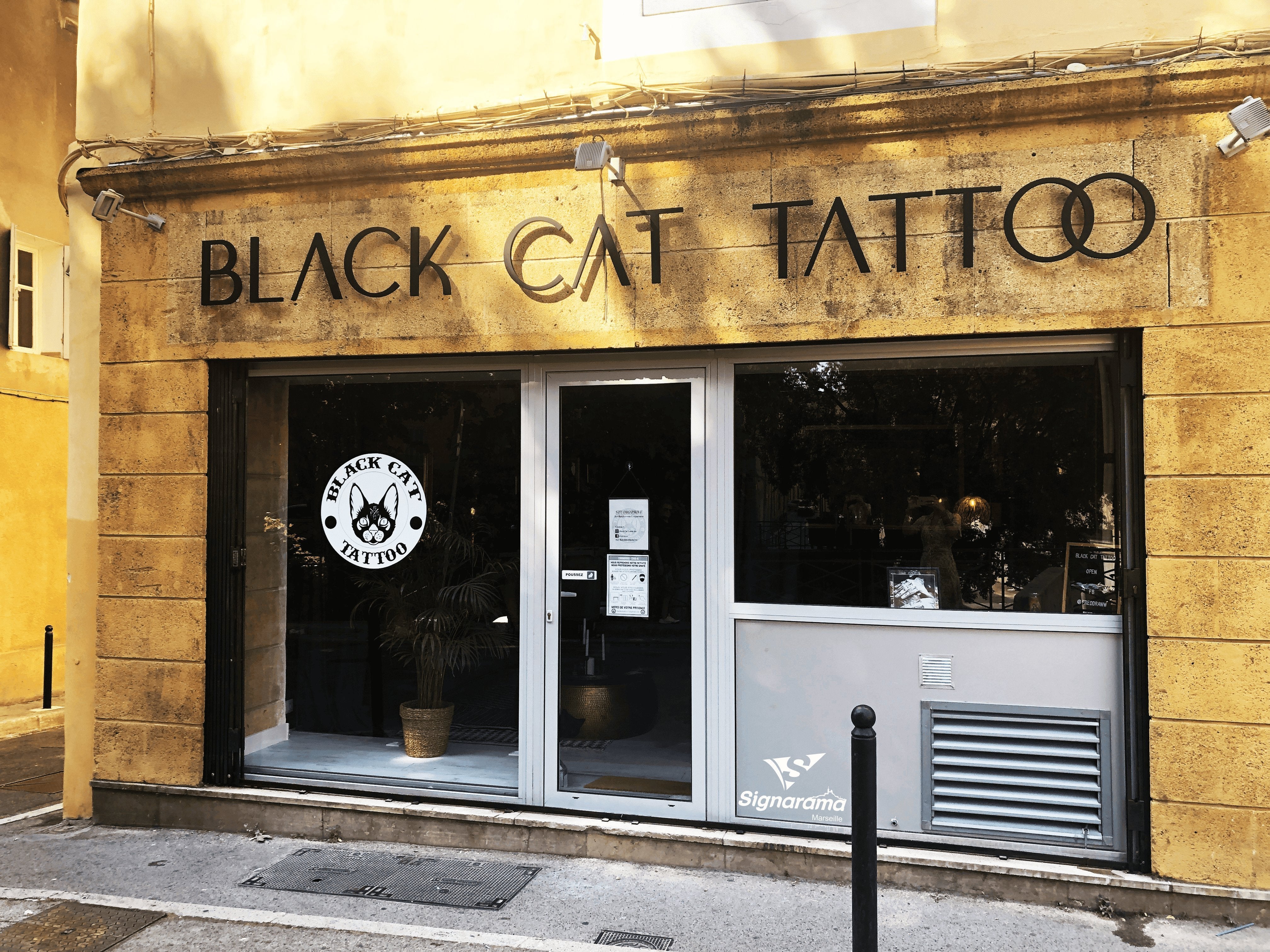 BLACK CAT TATTOO_MARSEILLE_ENSEIGNE LETTRES DECOUPEES_ADHESIF VITRINE