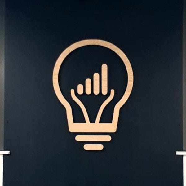 Votre logo d'entreprise en bois et en relief pour une décoration intérieure originale !