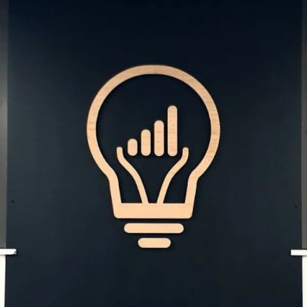 Votre logo d'entreprise en bois et en relief pour une décoration intérieure originale !