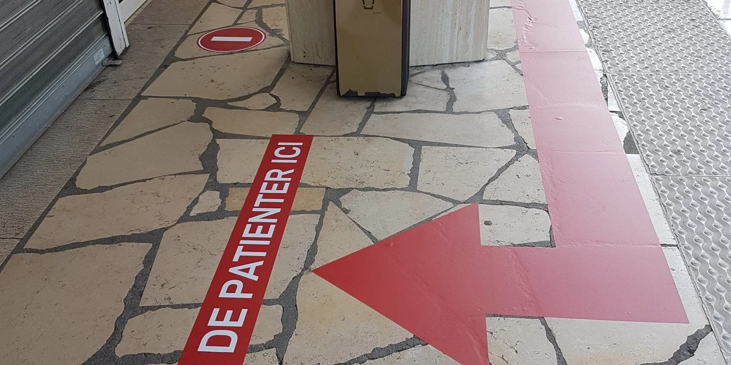 Marquage au sol et Signalétique directionnelle : sécurité, organisation et personnalisation