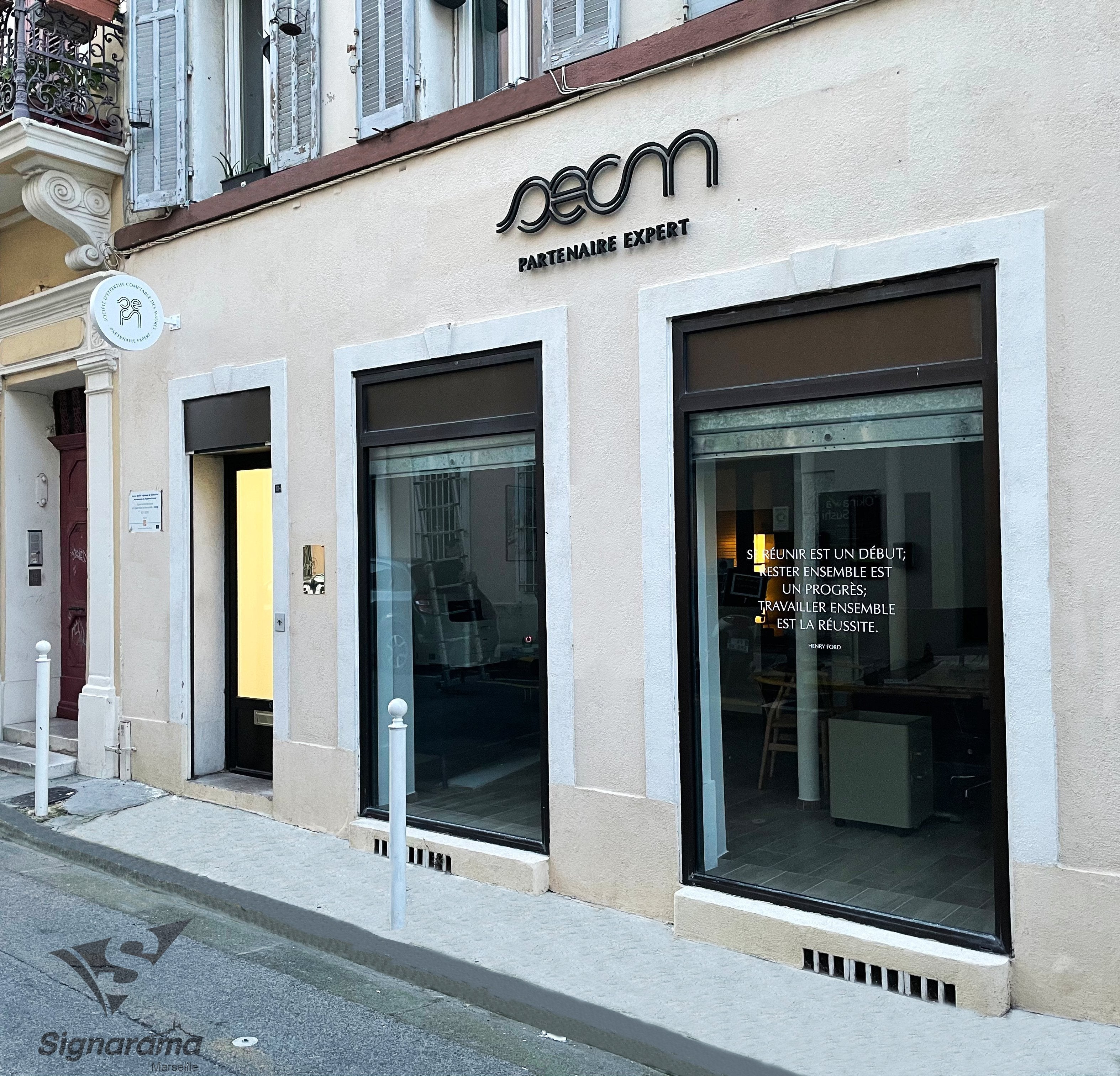 SECM_MARSEILLE_ENSEIGNE LETTRES DECOUPEES_ENSEIGNE DRAPEAU_PLAQUE LAITON_LETTRAGE VITRINE