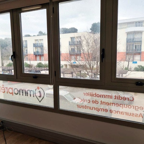 adhésif-vitrine-microperforé-signarama-saint-laurent-du-var