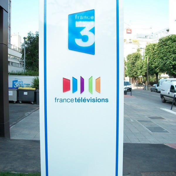 Totem tole recto verso.  Logo et texte avec plexiglass  rétroéclairage par leds Signarama Issy les Moulineaux- Vanves