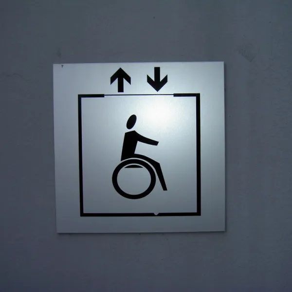 Signalisation obligatoire intérieure Plaque pour handicapé Signarama Issy les Moulineaux- ISSY LES MOULINEAUX
