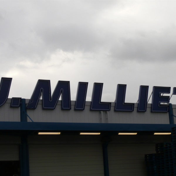 lettres baignoires 2 m de haut , tôle alu laqué avec néon bleu double trait, fixation arrière avec jambages- bercy- PARIS 12