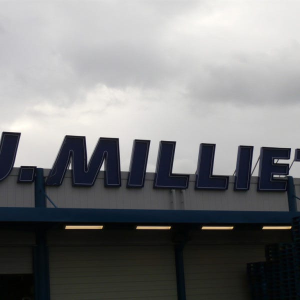 lettres baignoires 2 m de haut , tôle alu laqué avec néon bleu double trait, fixation arrière avec jambages- bercy- PARIS 12