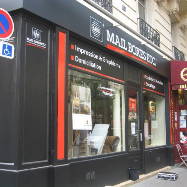 Lettrage Vinyle de decoupe pour enseigne et vitrine utilisant des supports mat et brillants Signarama Issy les Moulineaux- ISSY LES MOULINEAUX