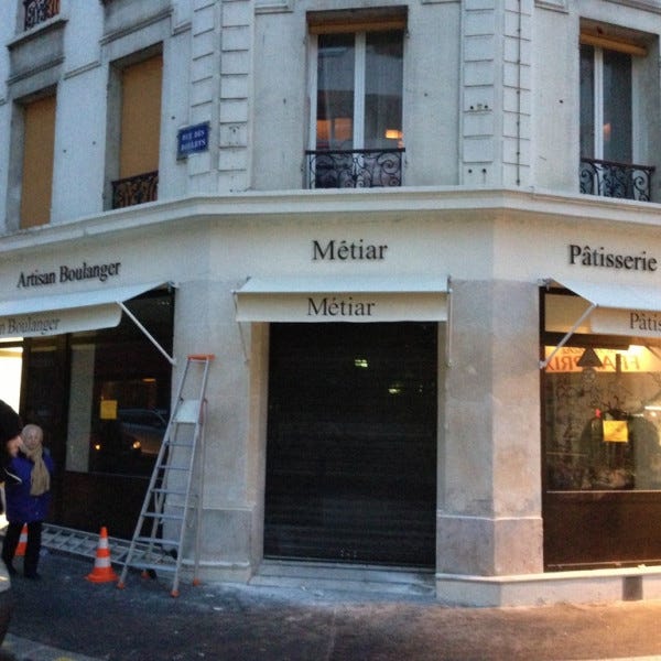 Lettres relief sur entretoises en PVC laqué RAL ; stores bannettes avec marquage peinture des lambrequin- Nation- PARIS 12