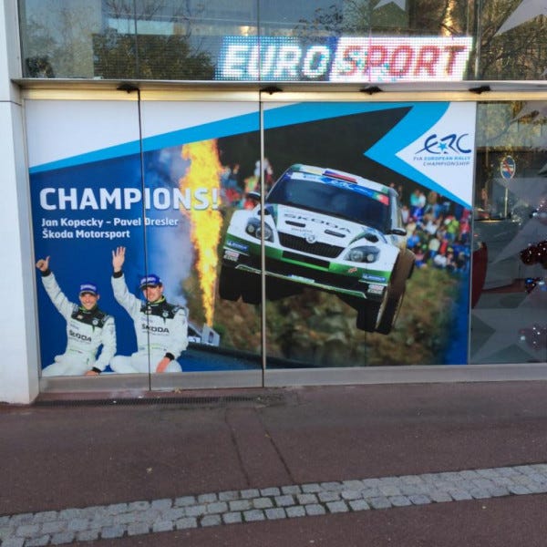 Habillage vitrine évènementiel en impression numérique  championnat d'europe 2013 des Rallyes Signarama Issy les Moulineaux- ISSY LES MOULINEAUX