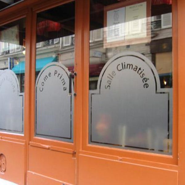 Sablé découpé et posé sur vitrine