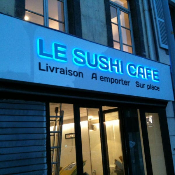 Lettres découpées laquées avec éclairage arrière par leds créant un halot de lumière bleue.- CLERMONT FERRAND