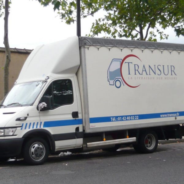 Lettrages sur une flotte de véhicules utilitaires ; création, réalisation et pose